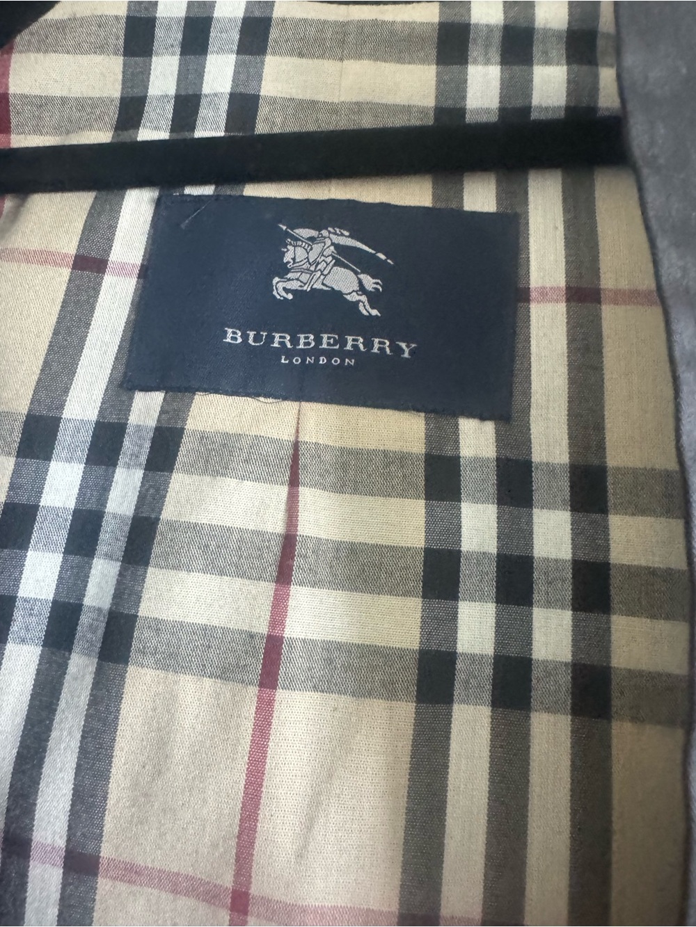 Burberry Black Trench Coat with Classic Check Lining - Picture 2 of 12